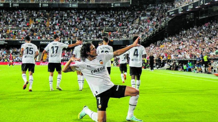 Edinson Cavani es la gran baza goleadora del Valencia. | FRANCISCO CALABUIG