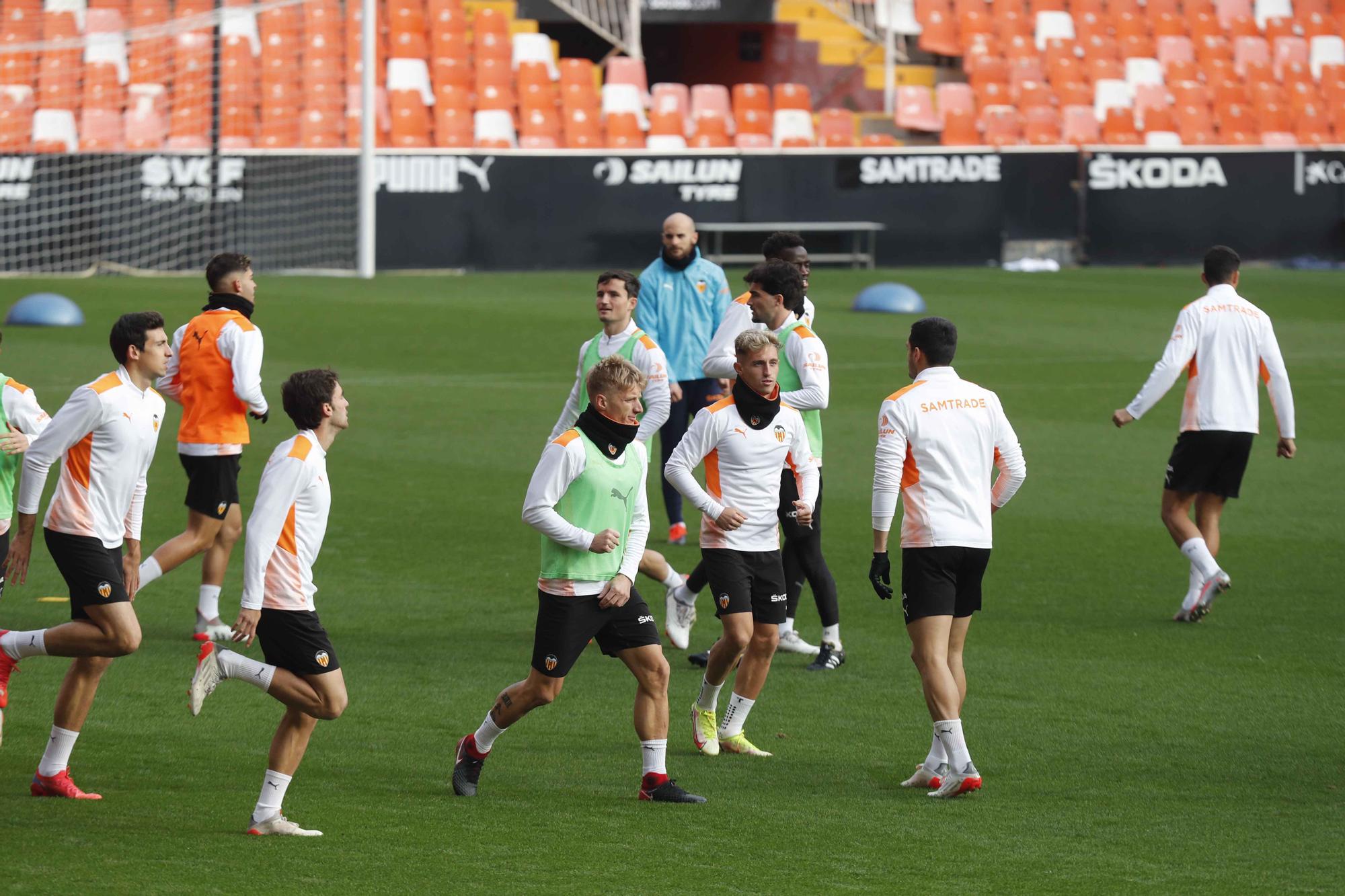 Última sesión del Valencia antes del derbi frente al Levante