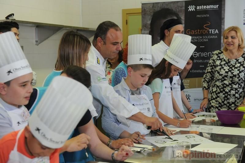 El chef Ángel León imparte en Murcia un taller de cocina para niños con autismo