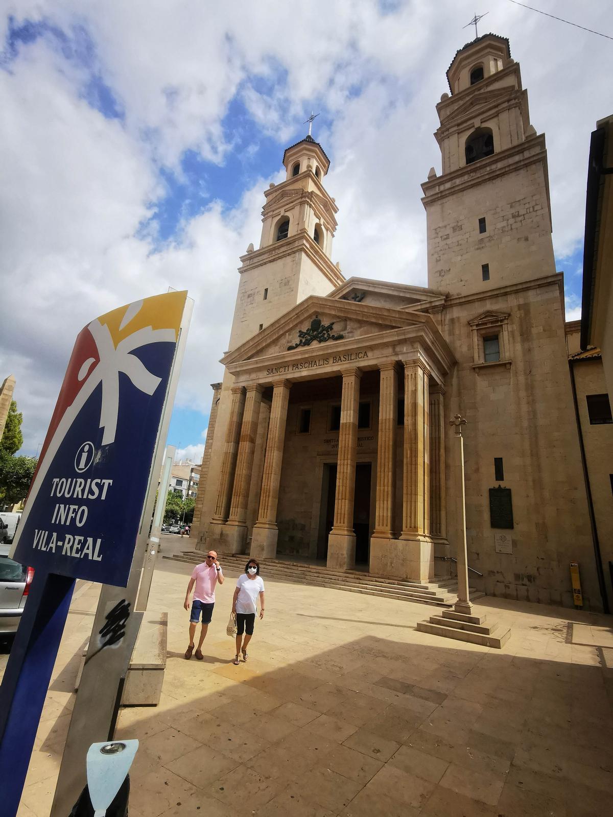 Dos campanarios de 50 m., con la campana de volteo más grande del mundo, flanquean la Basílica de San Pascual.