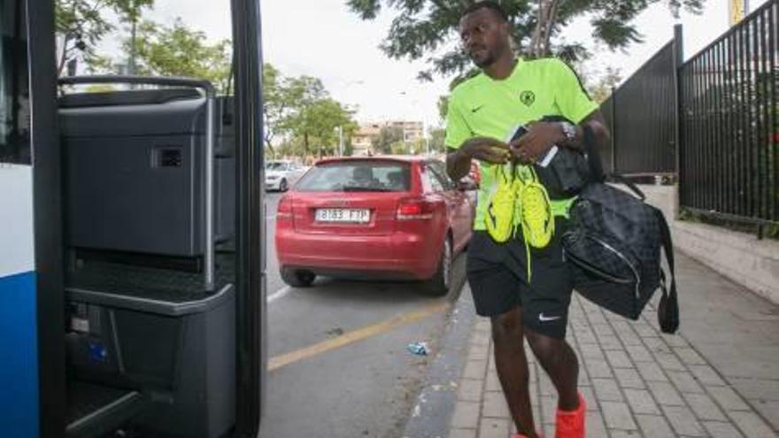 El futbolista camerunés Franck Omgba antes de subir al autobús del Hércules.