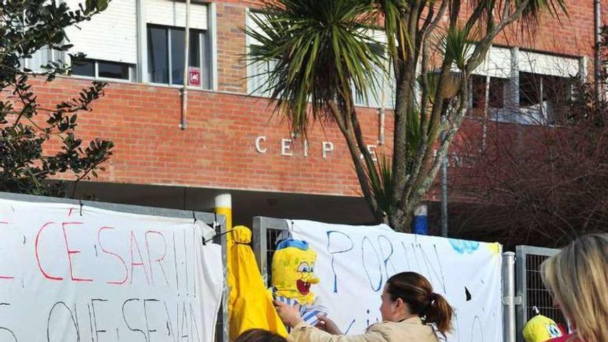 Una de las protestas de los padres de alumnos de Rubiáns. // I. Abella