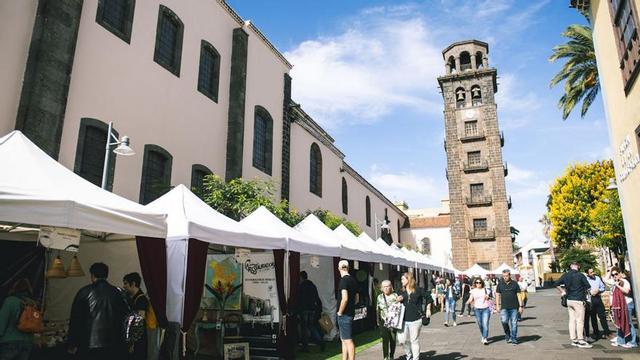 Panorámica de los puestos de la Muestra de Artesanía de La Laguna, situada en el entorno de la iglesia de La Concepción.