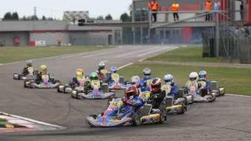 Pelotón de karts.