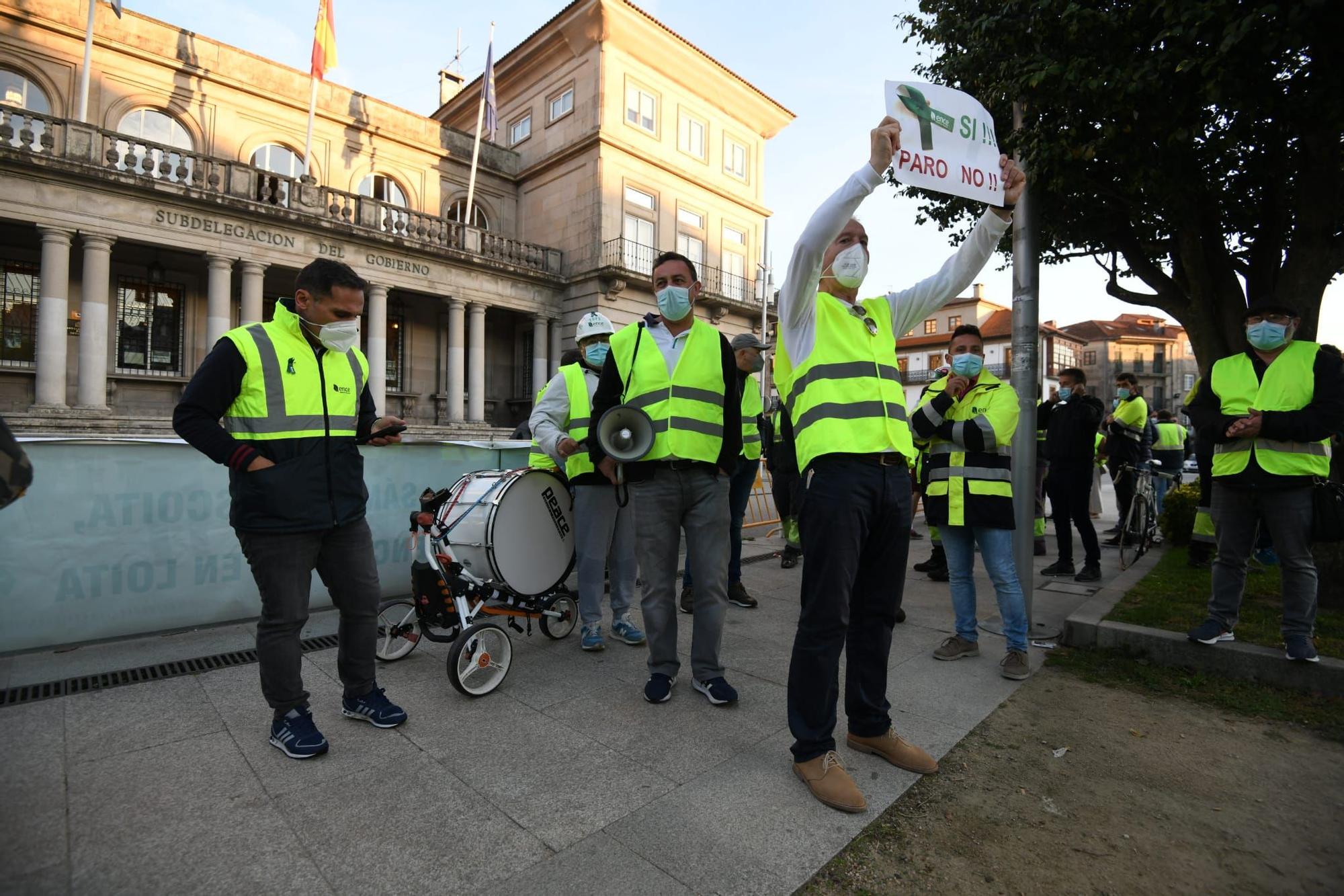 Trabajadores de Ence protestan ante la mesa de diálogo de la fábrica