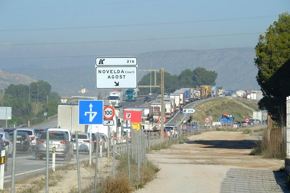 Colas kilométricas en la autovía de Madrid por el vuelco de un camión