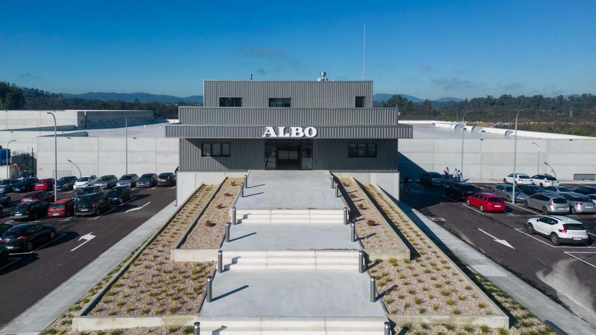 Entrada a la factoría de la conservera Albo en la Plisan.
