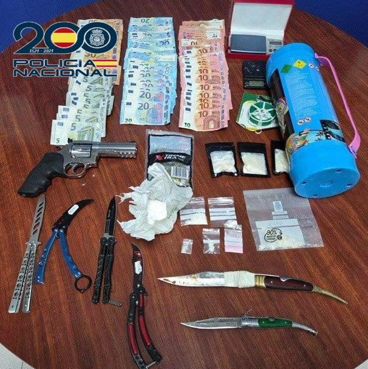 Drogas y armas incautadas por la Policía Nacional en el piso registrado en Russafa.