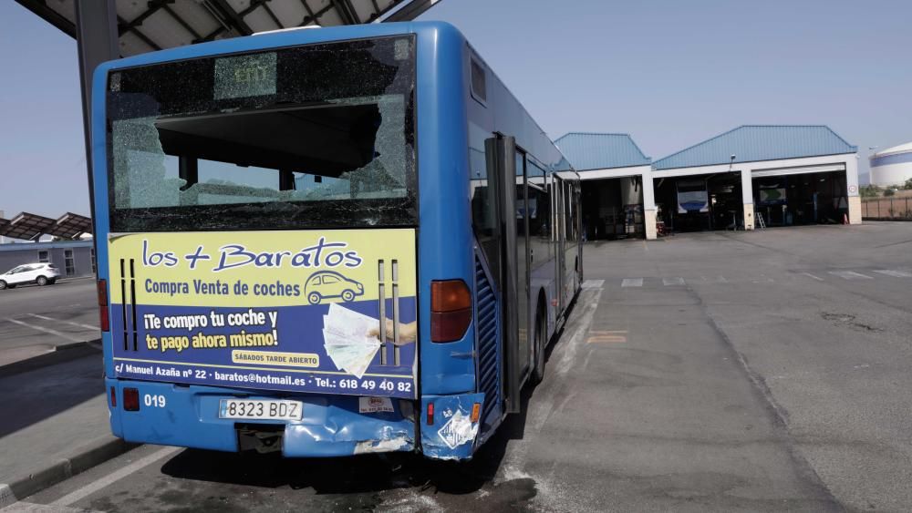 Cincuenta mecánicos revisan cada día los buses de la EMT