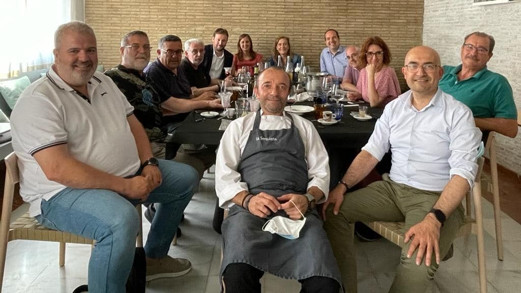 Alcaldes, edilas y ediles de l'Horta Sud con representantes de Cor de Vila en la Sequieta.