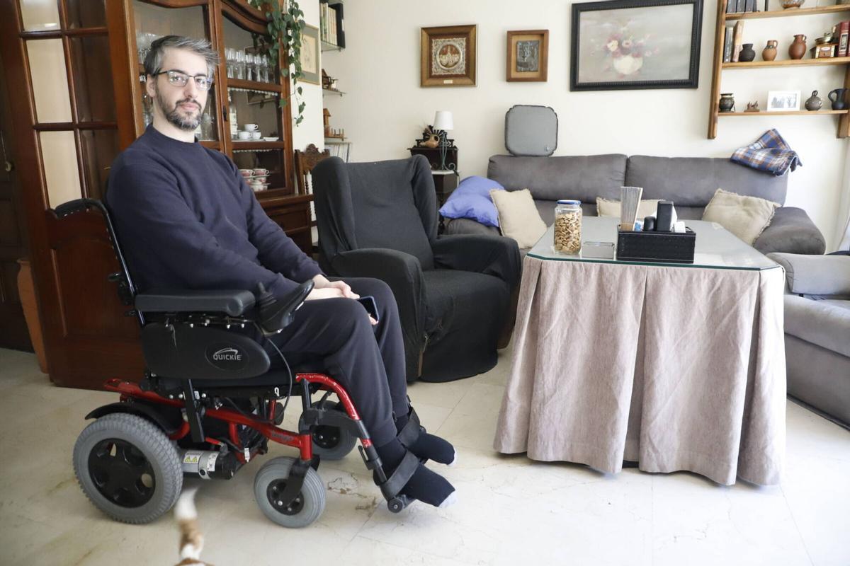 José Manuel Jiménez junto a su hijo parapléjico, atrapado en su casa porque el ascensor no funciona