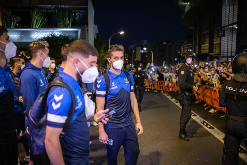 Derbi canario: La UD Las Palmas es recibida por los aficionados del CD Tenerife