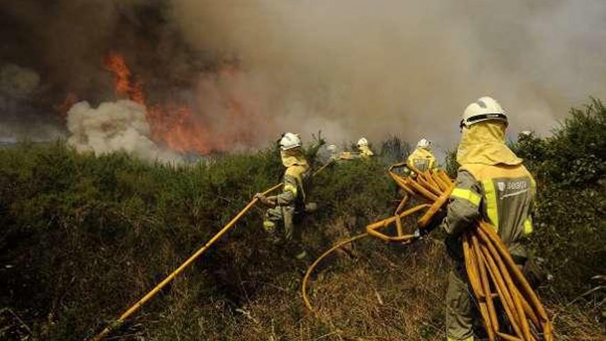 Un incendio en Rodeiro, el verano pasado. // Bernabé/Javier Lalín