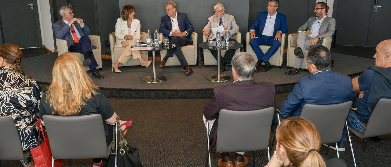 Mesa de debate sobre la residencialización de las zonas turísticas celebrada en la capital grancanaria.