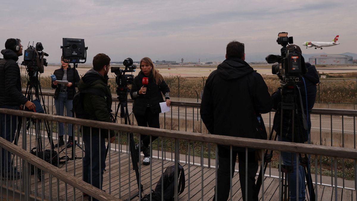 Reporteros en el aeropuerto de El Prat, tras el intento de huida de 14 pasajeros de un avión