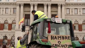 Concentración de agricultores con tractores en el centro de Madrid, ante el Ministerio de Agricultura, el pasado 21 de febrero.