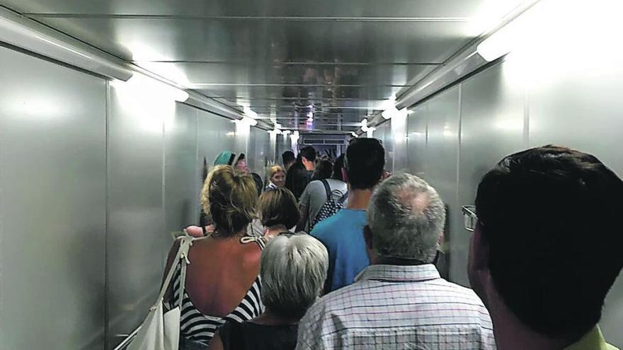 Los pasajeros afectados en Mallorca, durante el embarque en el avión que los trajo a Asturias ayer por la tarde.