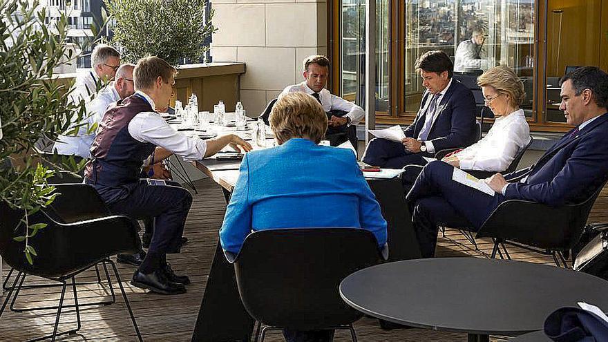 El president del govern espanyol, Pedro Sánchez, en una reunió amb Charles Michel, Ursula von der Leyen, Angela Merkel, Emmanuel Macron i Giuseppe Conte aquest 18 de juliol del 2020