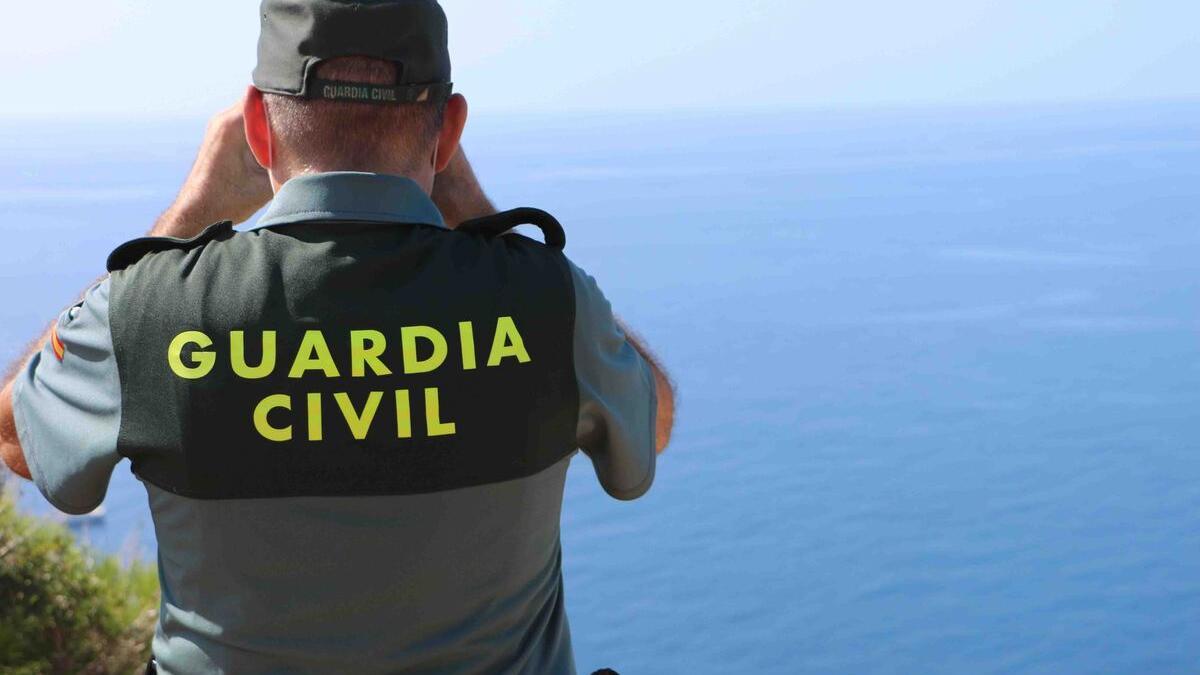 La Guardia Civil intercepta a dos hombres repostando una patera en Formentera