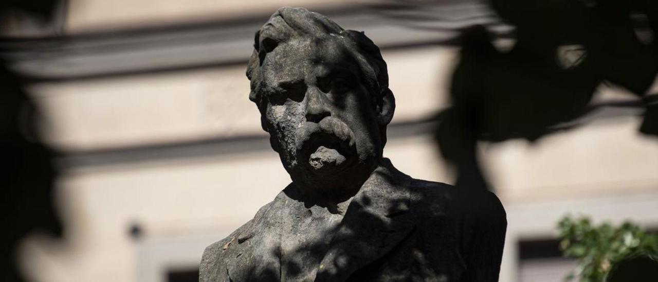 Escultura dedicada al creador de les societats corals, Anselm Clavé | OSCAR BAYONA