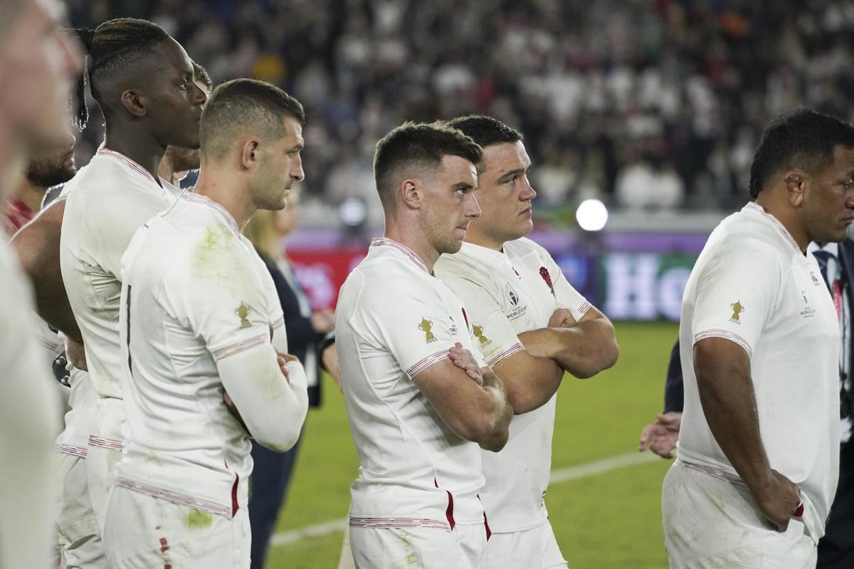 Yokohama (Japan), 02/11/2019.- George Ford of England (C) reacts with team mates during the medal ceremony after the Rugby World Cup final match between South Africa and England at the International Stadium Yokohama, Kanagawa Prefecture, Yokohama, Japan, 02 November 2019. (Japón, Sudáfrica) EFE/EPA/FRANCK ROBICHON EDITORIAL USE ONLY/ NO COMMERCIAL SALES / NOT USED IN ASSOCATION WITH ANY COMMERCIAL ENTITY