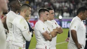 Yokohama (Japan), 02/11/2019.- George Ford of England (C) reacts with team mates during the medal ceremony after the Rugby World Cup final match between South Africa and England at the International Stadium Yokohama, Kanagawa Prefecture, Yokohama, Japan, 02 November 2019. (Japón, Sudáfrica) EFE/EPA/FRANCK ROBICHON EDITORIAL USE ONLY/ NO COMMERCIAL SALES / NOT USED IN ASSOCATION WITH ANY COMMERCIAL ENTITY