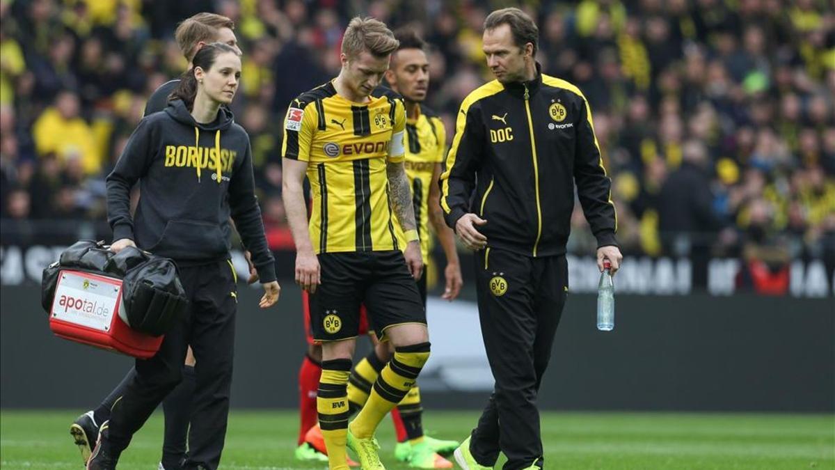 Marco Reus abandona el terreno de juego tras sufrir una lesión muscular en el muslo izquierdo