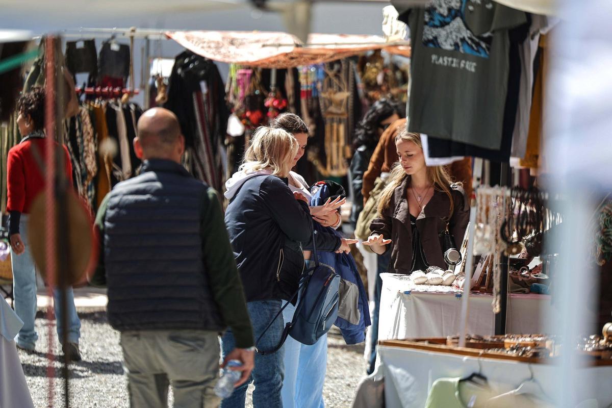 Todas las imágenes del primer día de la temporada del Hippy Market Punta Arabí en Ibiza