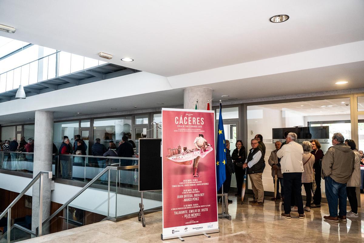 Galería | Largas colas en el Hotel Extremadura de Cáceres para renovar el abono de los toros