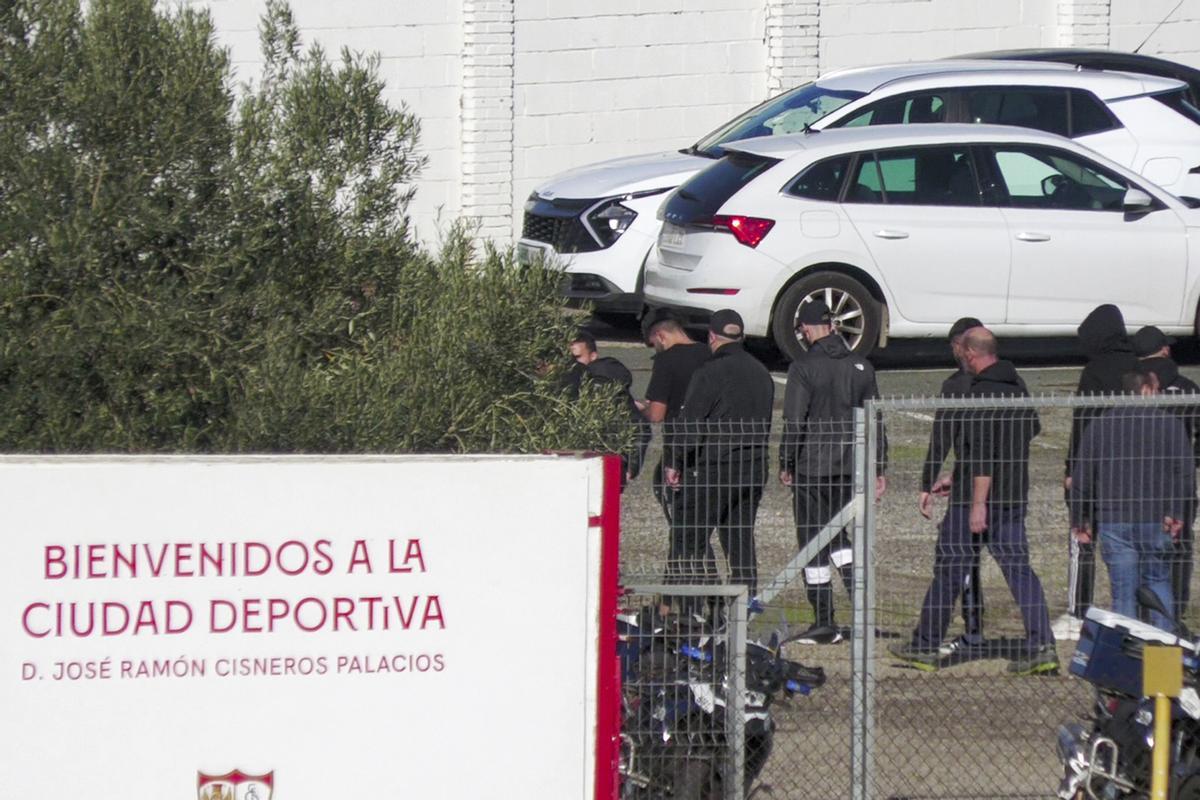 Aficionados biris visitan el entrenamiento del Sevilla previo al derbi ante el Betis.