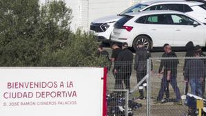 Aficionados biris visitan el entrenamiento del Sevilla previo al derbi ante el Betis.