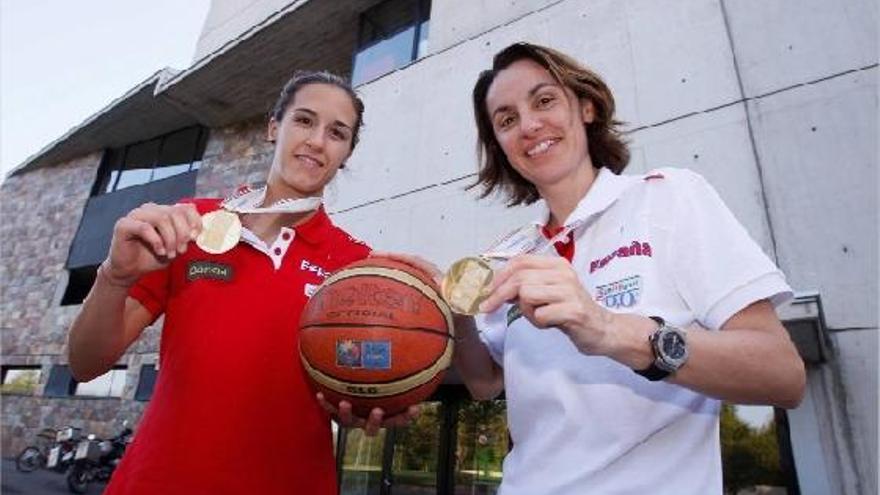 Queralt Casas i Anna Caula mostrant les seves medalles ahir a la tarda davant del pavelló de Fontajau.