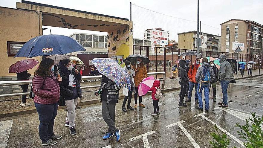 El final de la protesta davant de l&#039;escola Àgora.