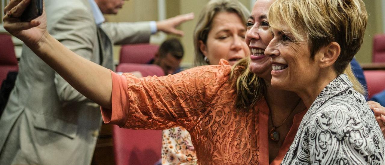 La diputada Loli Corujo se hace una foto con la consejera Elena Máñez antes del inicio de la sesión. | | ANDRÉS GUTIÉRREZ