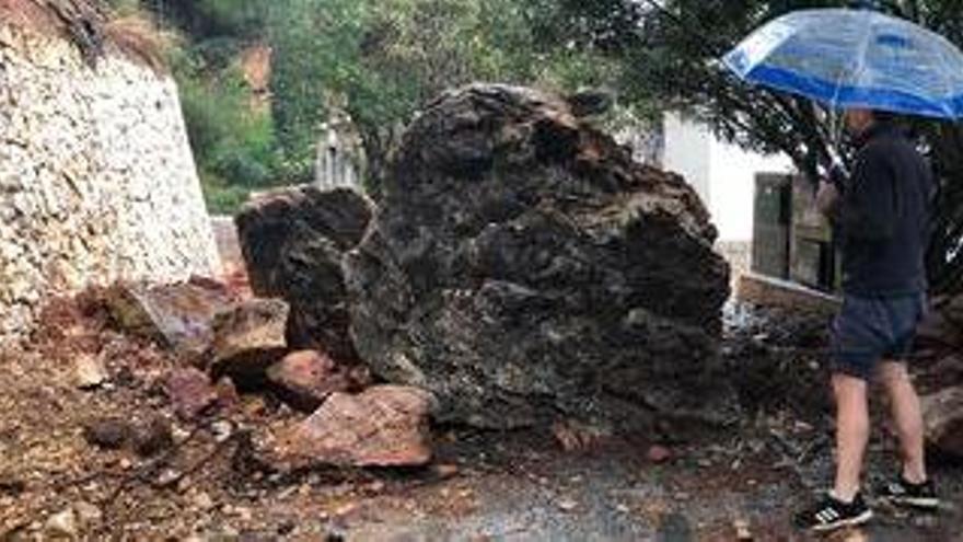 Las rocas de gran tamaño que se desgajaron del acantilado y cayeron junto a las casas