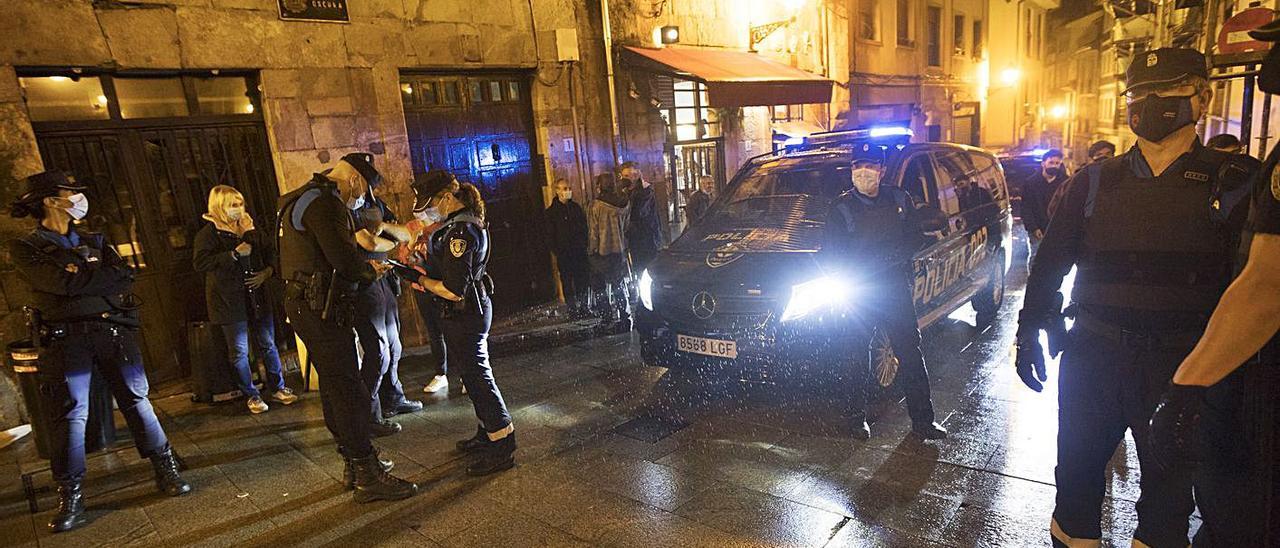 La Policía Local, realizando un control antibotellones el pasado viernes por la noche en el Antiguo. | Miki López