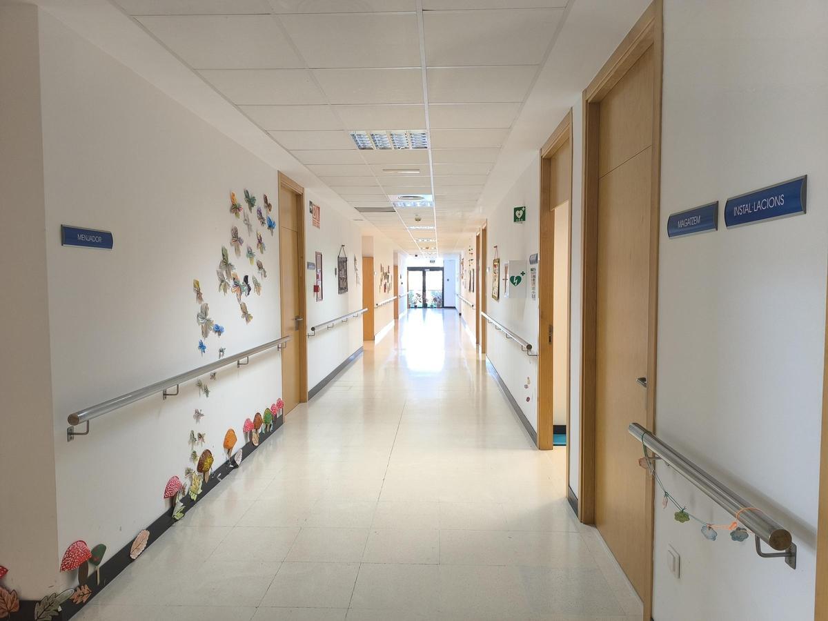 Uno de los pasillos de la residencia de mayores Es Brolls, en Sant Francesc de Formentera