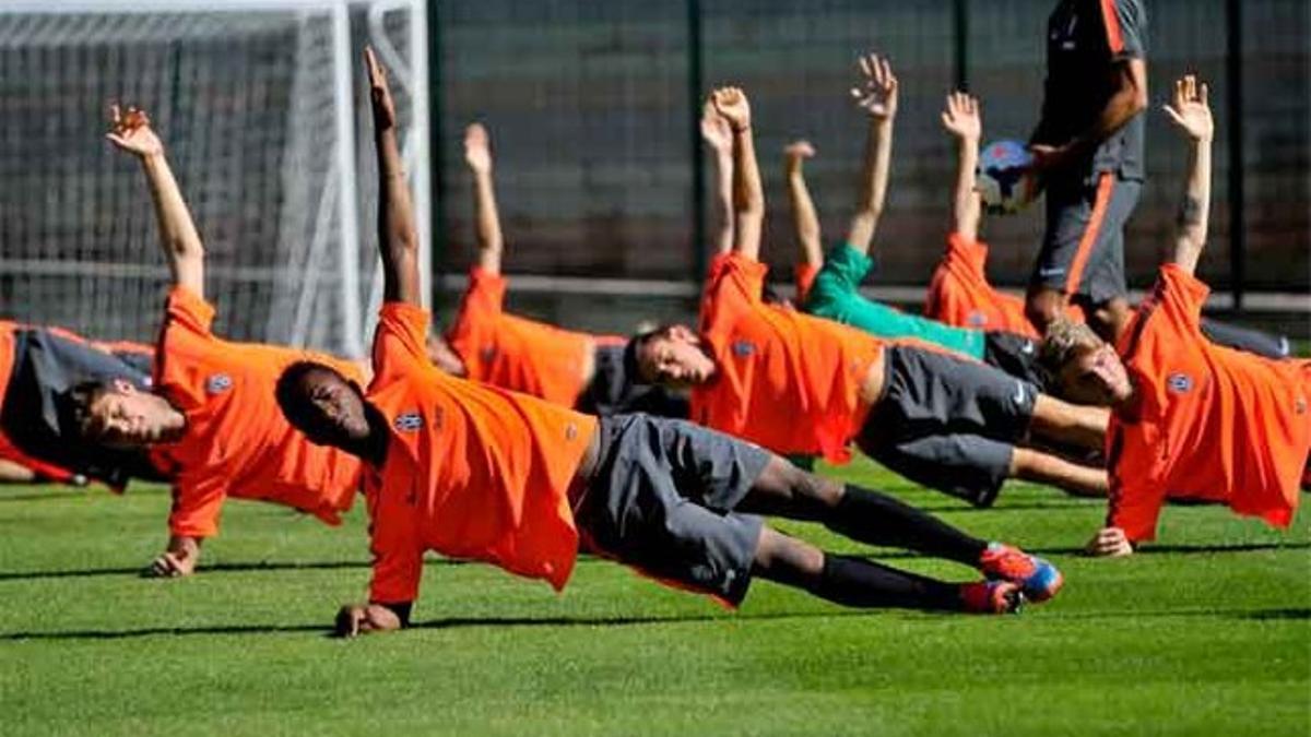 Carlos Blanco, en segundo plano, durante el entrenamiento de la Juventus este viernes.