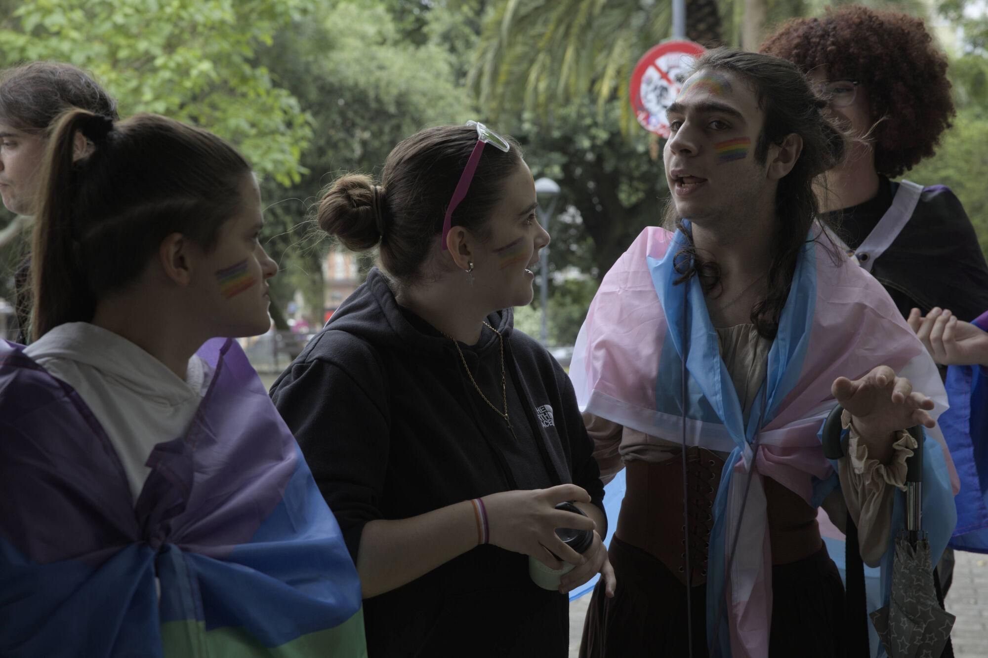 En imágenes: Así fue la manifestación LGTBI de Avilés, con "Santina de Queervadona" incluida