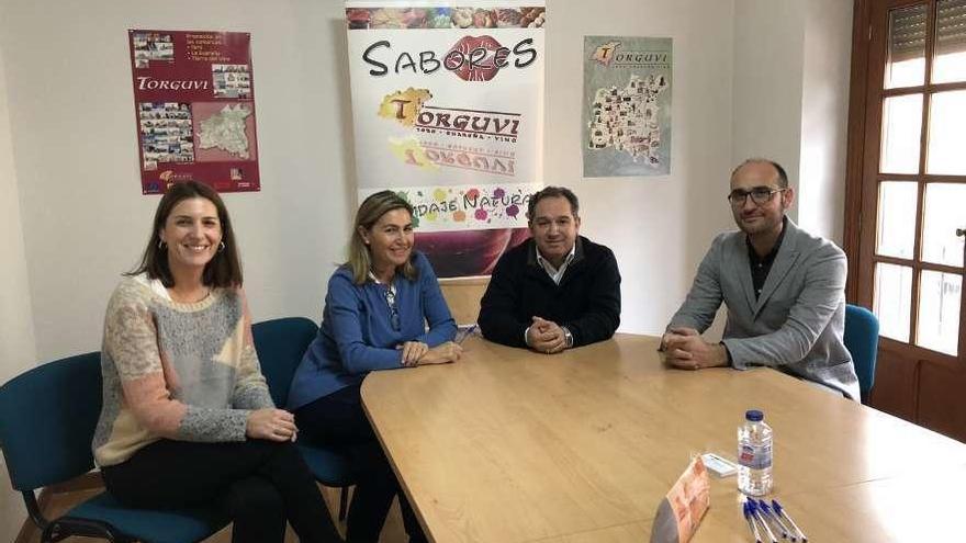 Un momento de la reunión entre Sergio Del Teso (segundo por la derecha) y los técnicos.