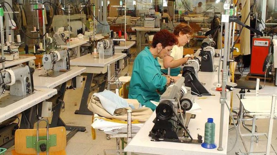 Dos mujeres en un taller de costura de una empresa textil gallega.