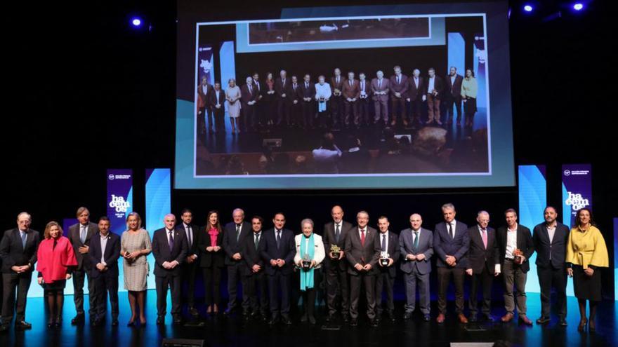 Foto de familia de los premiados.