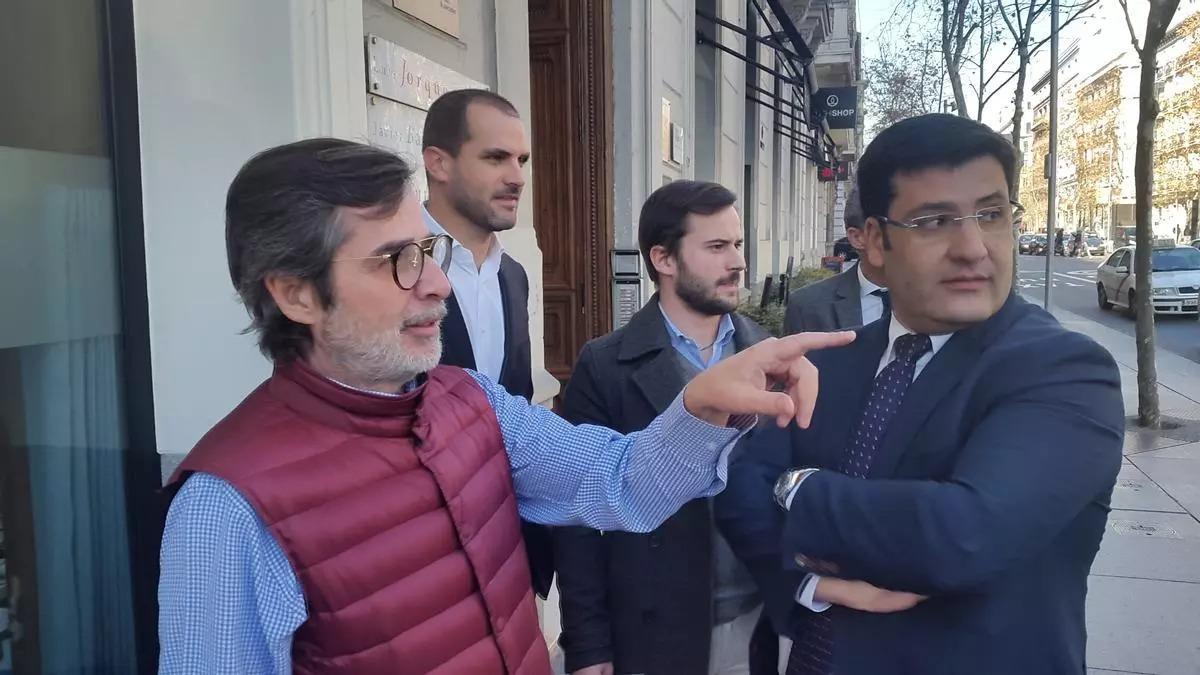 Carlos González y Jesús León, en la firma de la venta del Córdoba CF en Madrid en 2018.