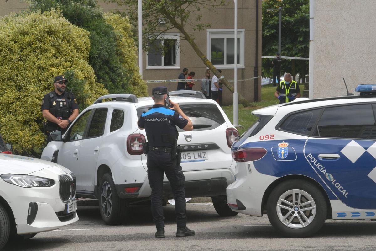 Policías nacionales y locales en la zona de Os Rosales, en A Coruña, donde un hombre ha sido apuñalado mortalmente en el cuello. Policías nacionales y locales en la zona de Os Rosales, en A Coruña, donde un hombre ha sido apuñalado mortalmente en el cuello.