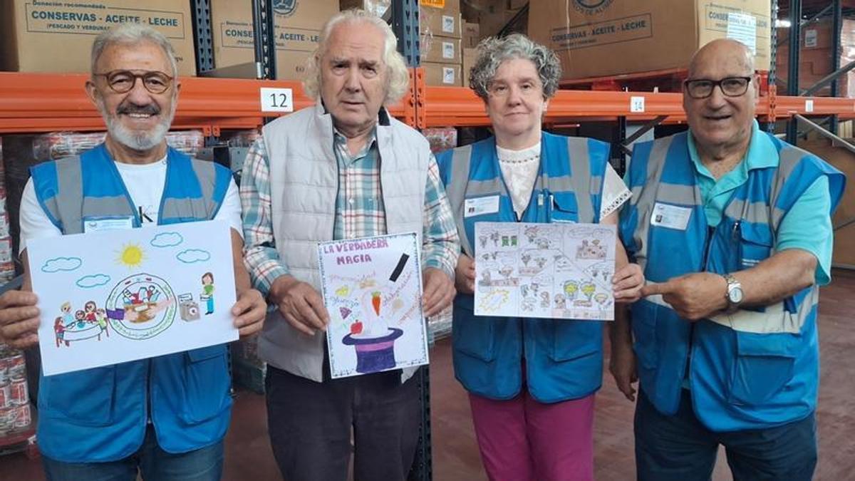Personal del Banco de Alimentos con los dibujos seleccionados