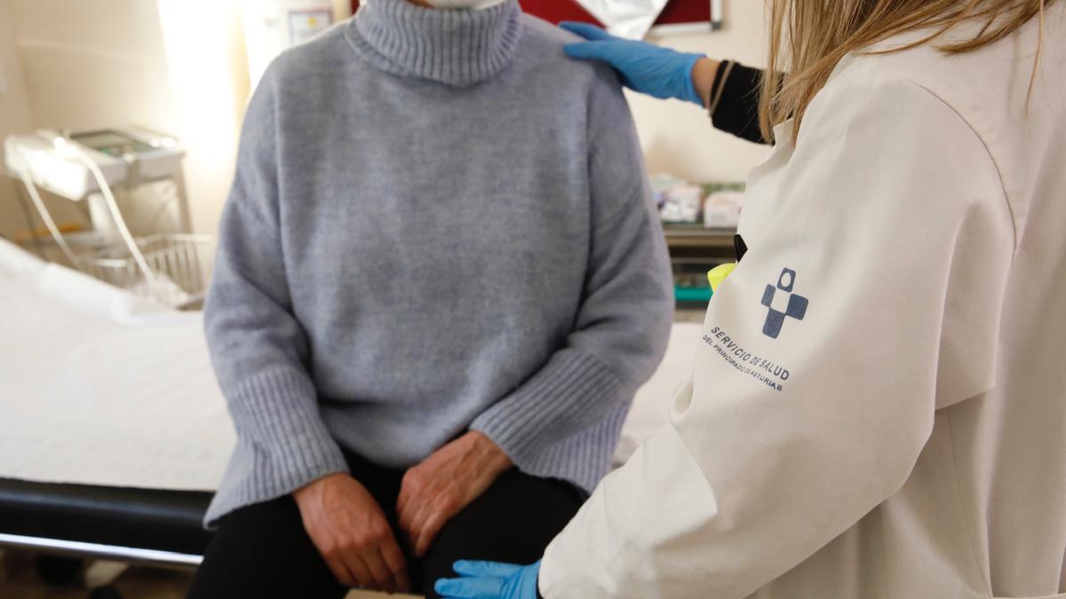 Atención a una paciente en el centro de salud de Montevil (Gijón).