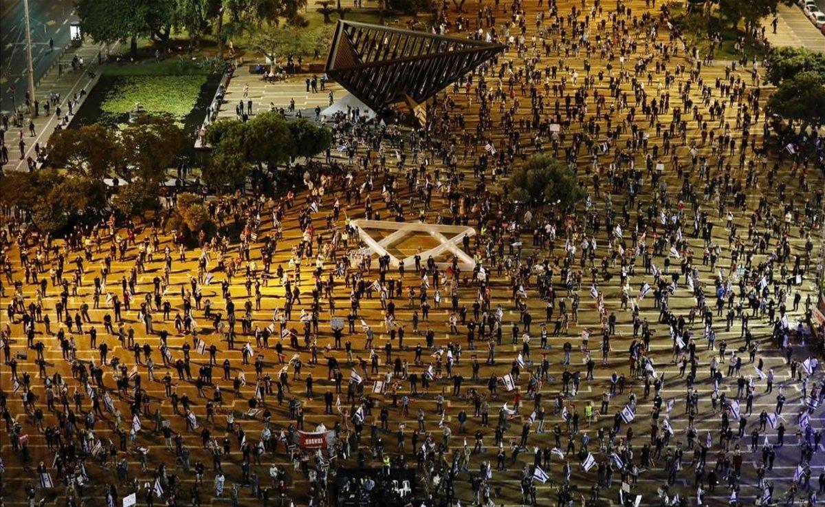  Protesta contra Benjamin Netanyahu y Benny Gantz en la plaza Rabin de Tel Aviv, Israel.