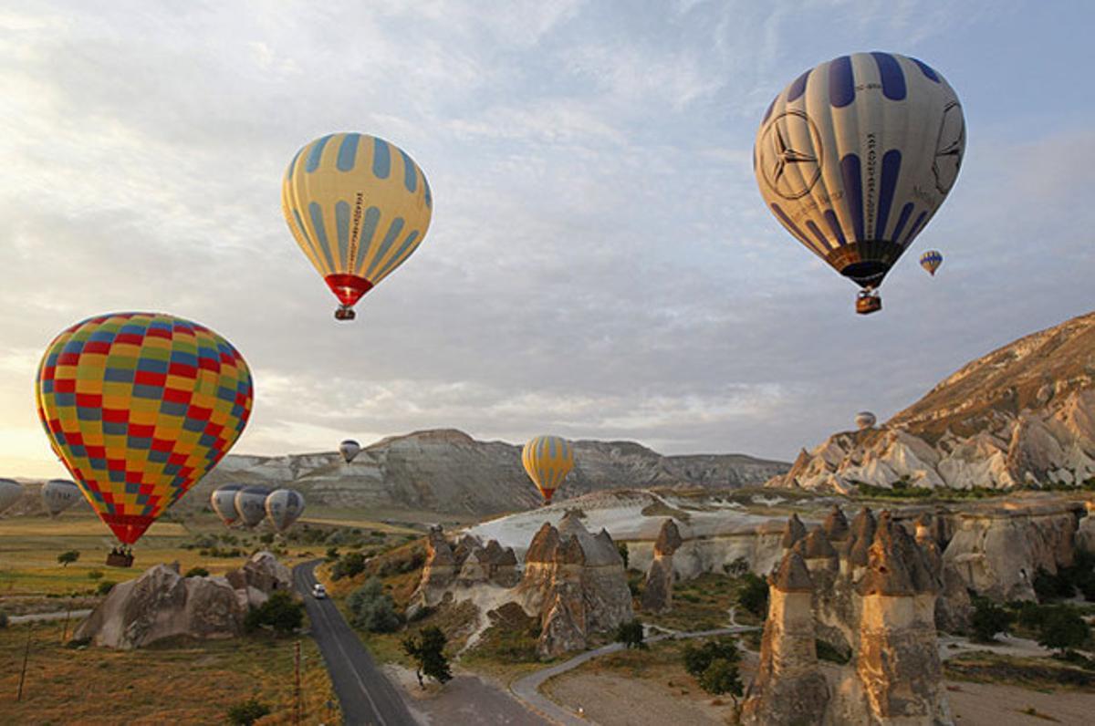 Diversos globus volen sobre les coves de Capadòcia, a Goreme (Turquia), on la crisi econòmica ha afectat el turisme amb una baixa en el nombre de visitants.
