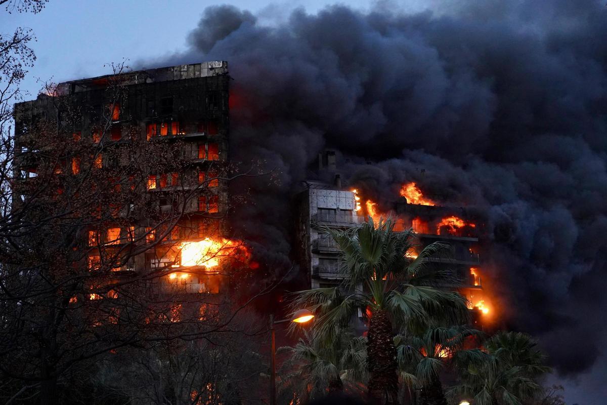 El edificio arrasado por el fuego en Valencia.