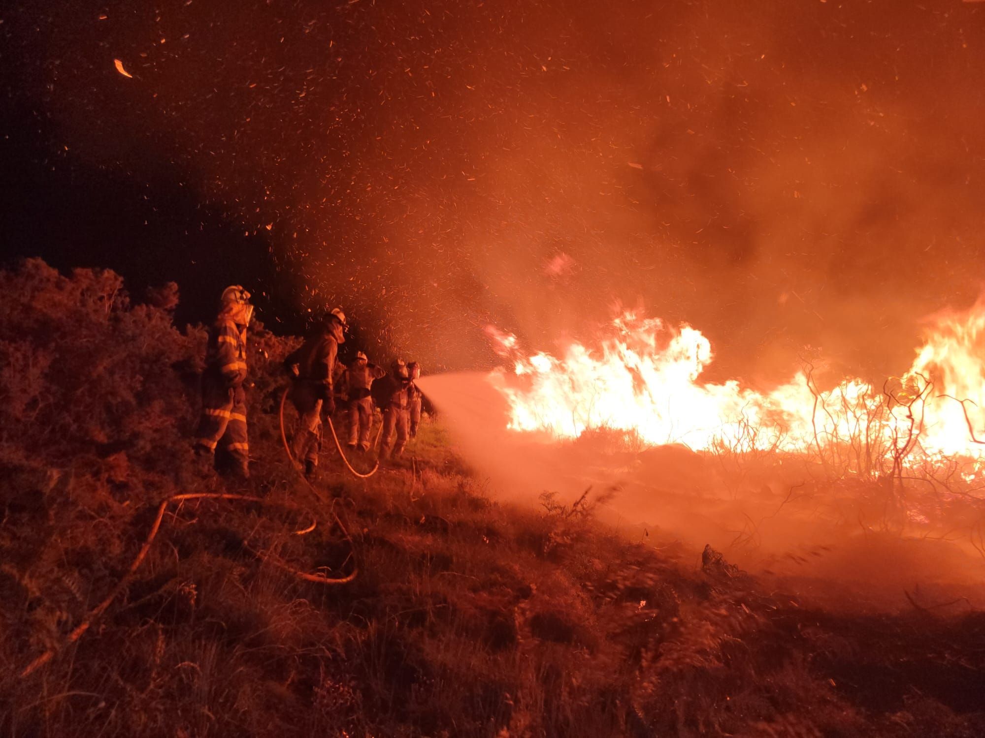 Un incendio arrasa los montes de Crecente